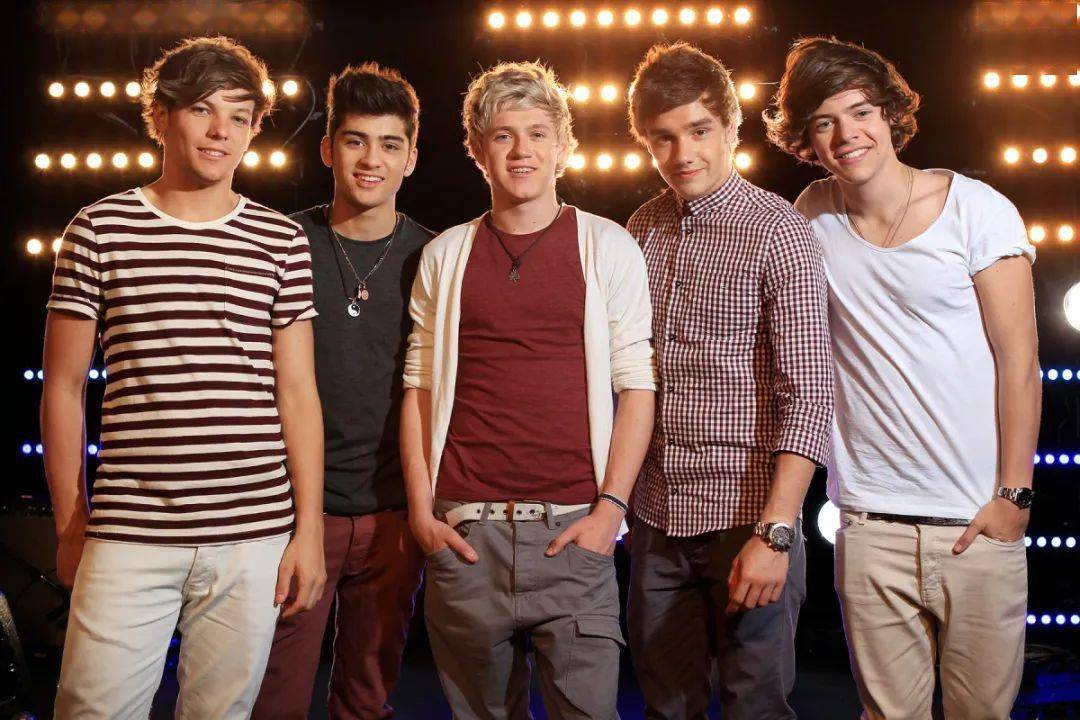由harry styles,niall horan,liam payne,zayn malik和louis