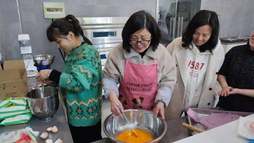 基层动态 | 烘焙制作,艺术插花,织里镇中学工会丰富女教职工文化生活