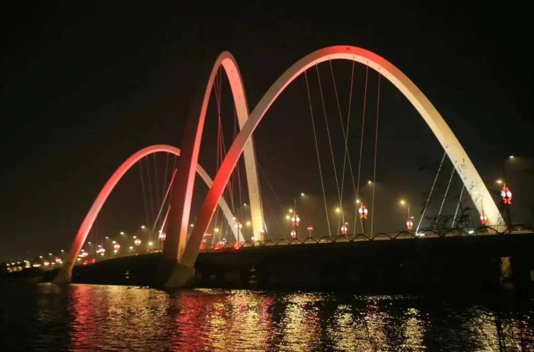 开封东京大桥夜景(来源 开封日报)疫情防控期间,全市网信系统全力挺进