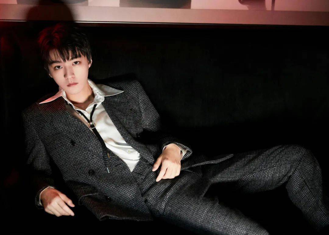 王俊凯躺姿拍摄大合集,他是懂诱惑的!