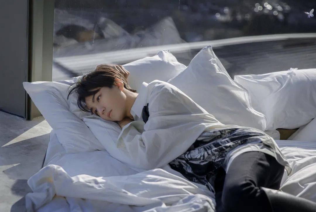 王俊凯躺姿拍摄大合集,他是懂诱惑的!