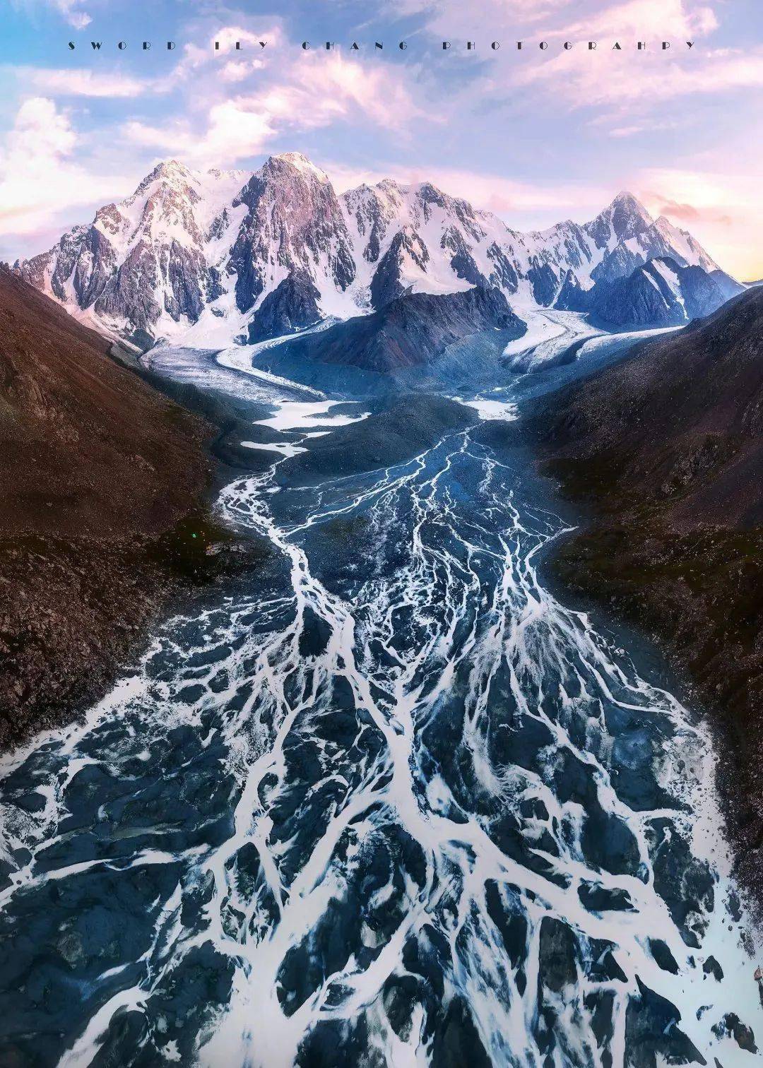 高山冰雪融水图片