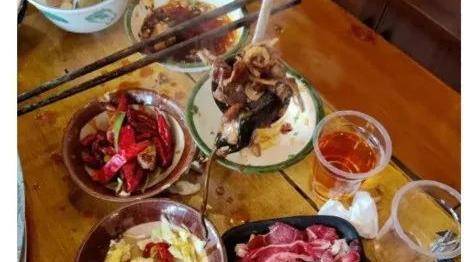 “门店”重庆网红火锅吃出完整老鼠最新进展：市监已立案，商家致歉