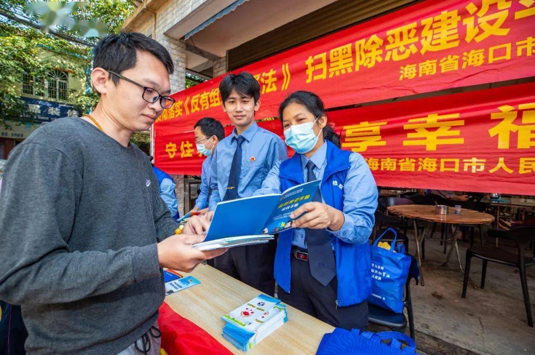 海口市公安局中山派出所民警陳碧玲在海口騎樓老街檢查轄區酒店消防