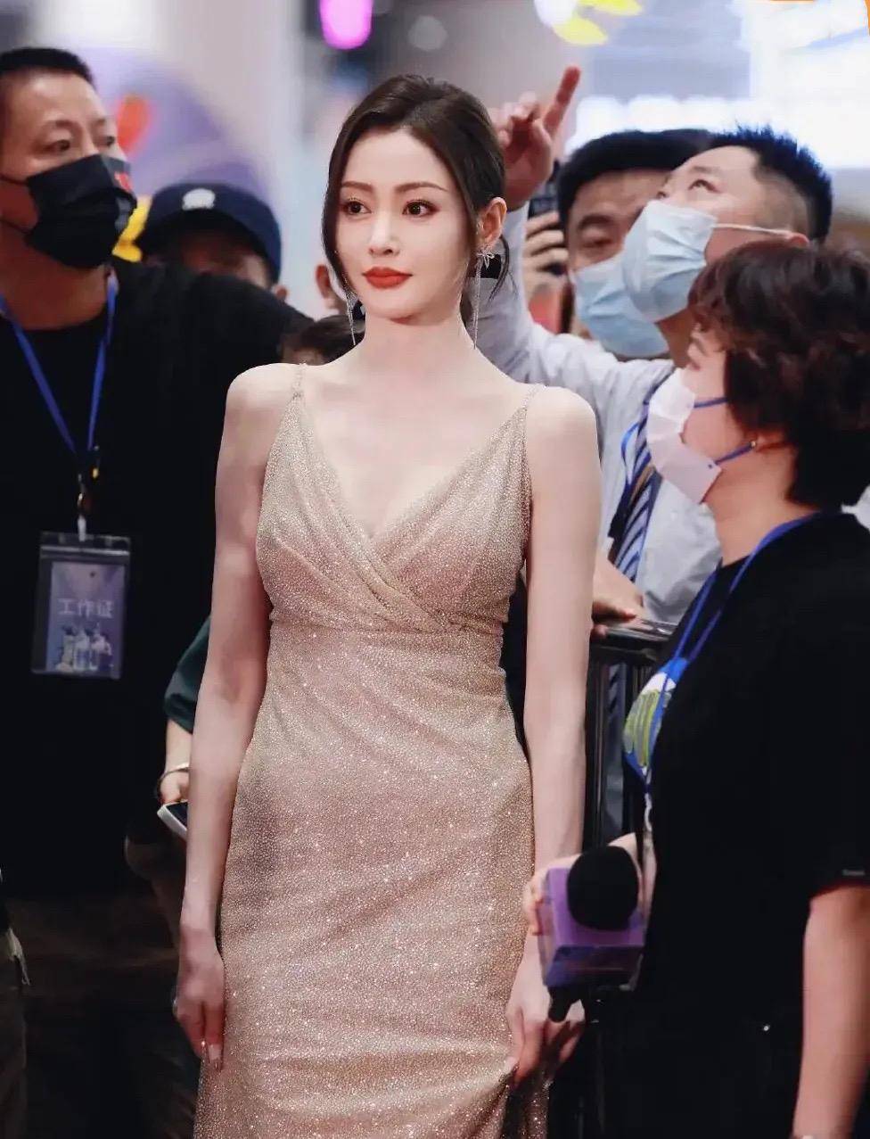 张天爱瘦成骨头架子,穿吊带裙秀"直角肩",好身材惹人羡慕_线条_领口