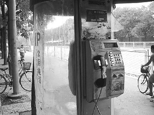 大北电报公司在我国上海滩设立了第一个电话交换所,装有1部公用电话