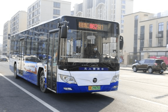 進一步完善公交線網布局,加強新建居住小區與地鐵車站,公交幹線的交通