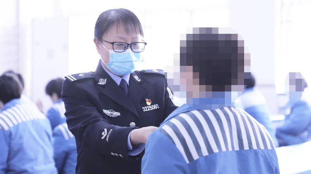 镇江女子监狱民警孔燕从警20年来不惧困难挑战,克服身体病痛,坚守在
