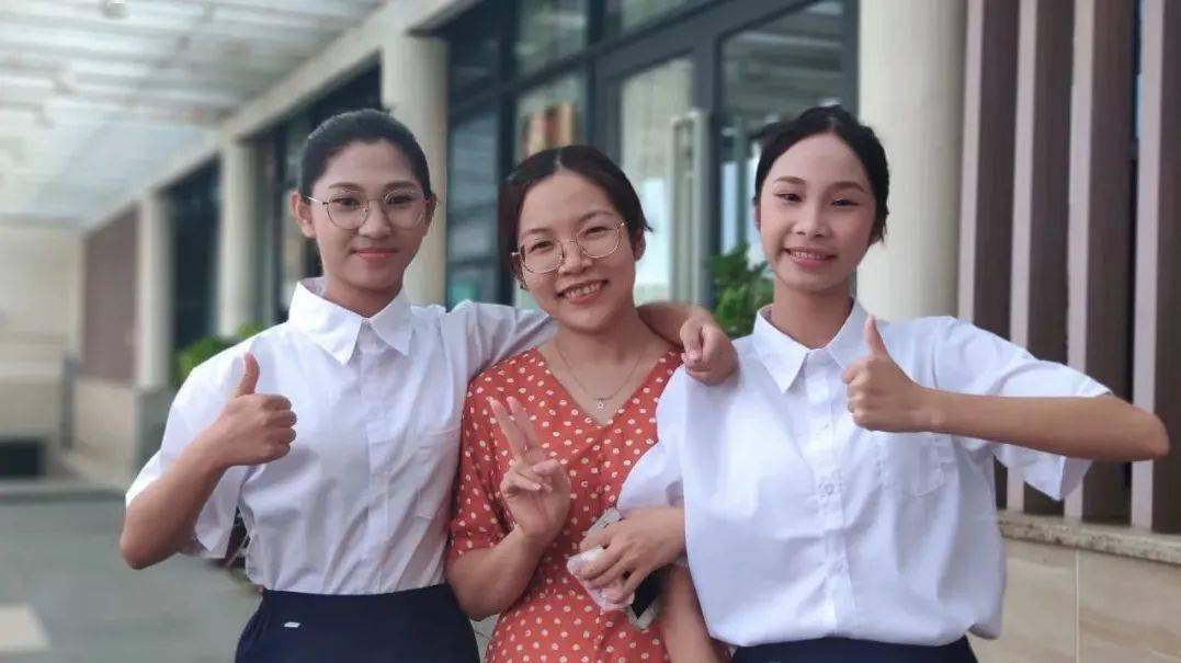 杨仁静,2013届校友海南省陵水县陵水中学教师王雅琼,2017届校友包头市