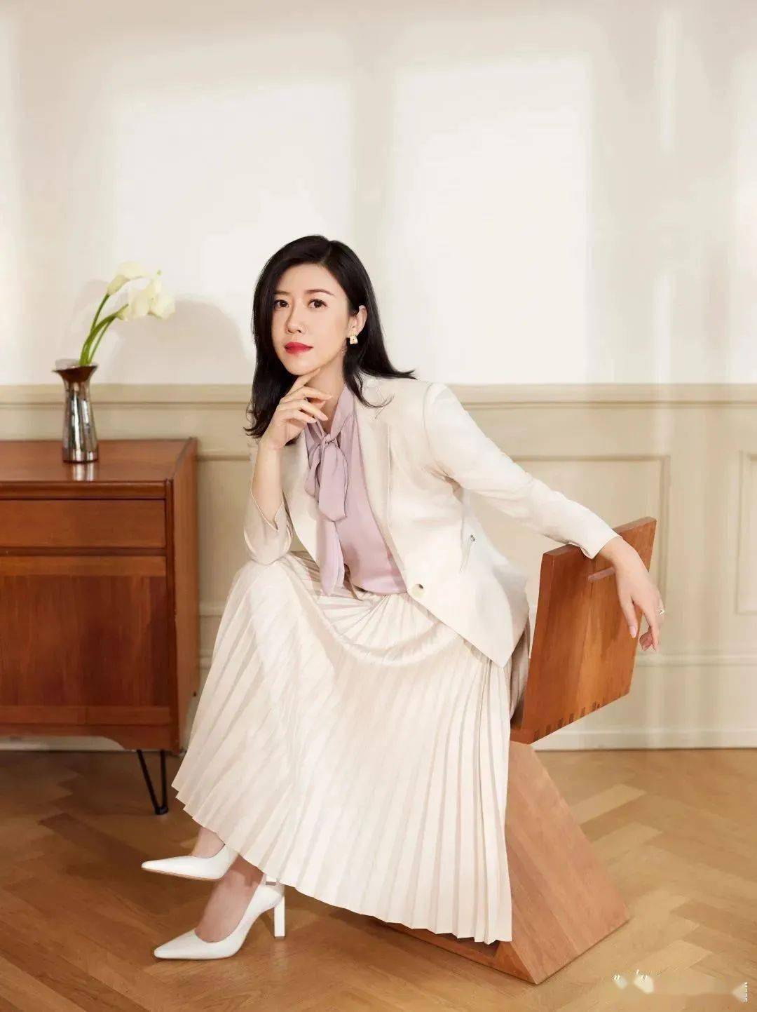 衬衫均为cadidl卡迪黛尔从检察官到律师徐灵菱其实经历了一段适应期