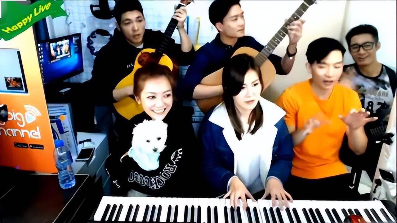 香港艺人罗天宇,周志康与周志文这几人早年一向都有合作开直播,在直播