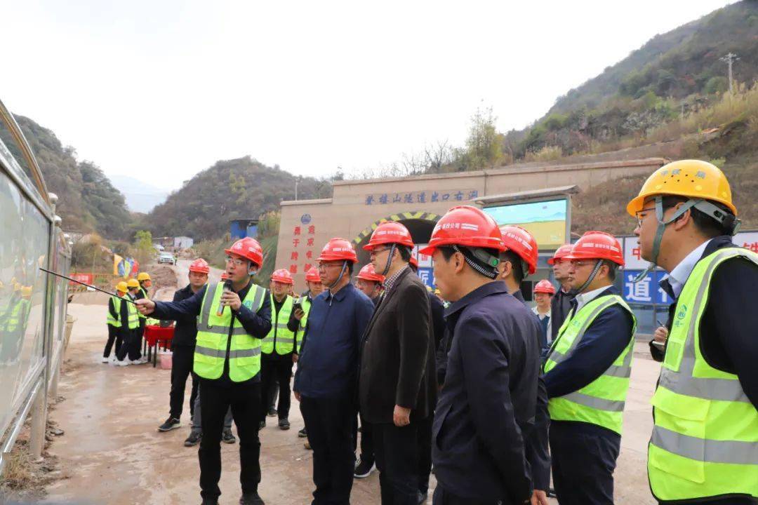 夏俊松一行深入彌玉高速登樓山特長隧道,南盤江特大橋等控制性工程