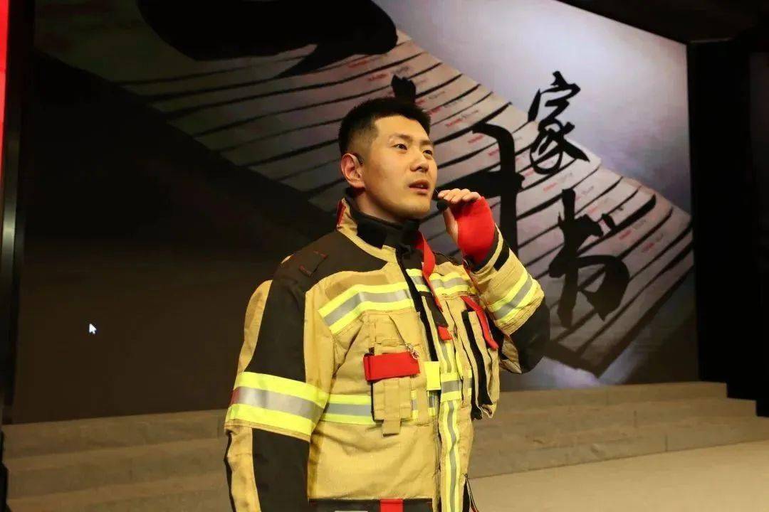 活动现场,在讲解员的深情讲述中,官兵们身临其境地感受着徐婴烈士"