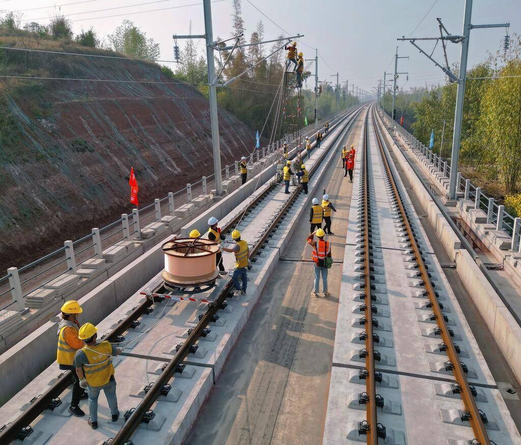 自宜高铁接触网首条承力索成功展放_施工_自贡_工序