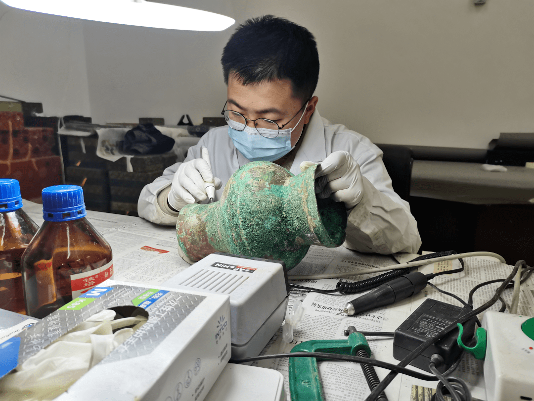 现场工作照片文物修复工作完成后,文物修复师为博物馆工作人员开展