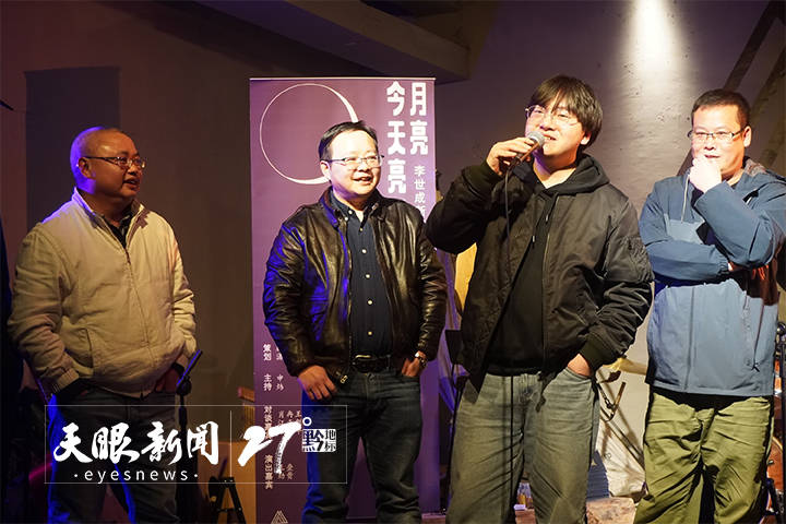 在孤独中试图亲近世界|作家诗人点评李世成新著《月亮今天亮了吗》