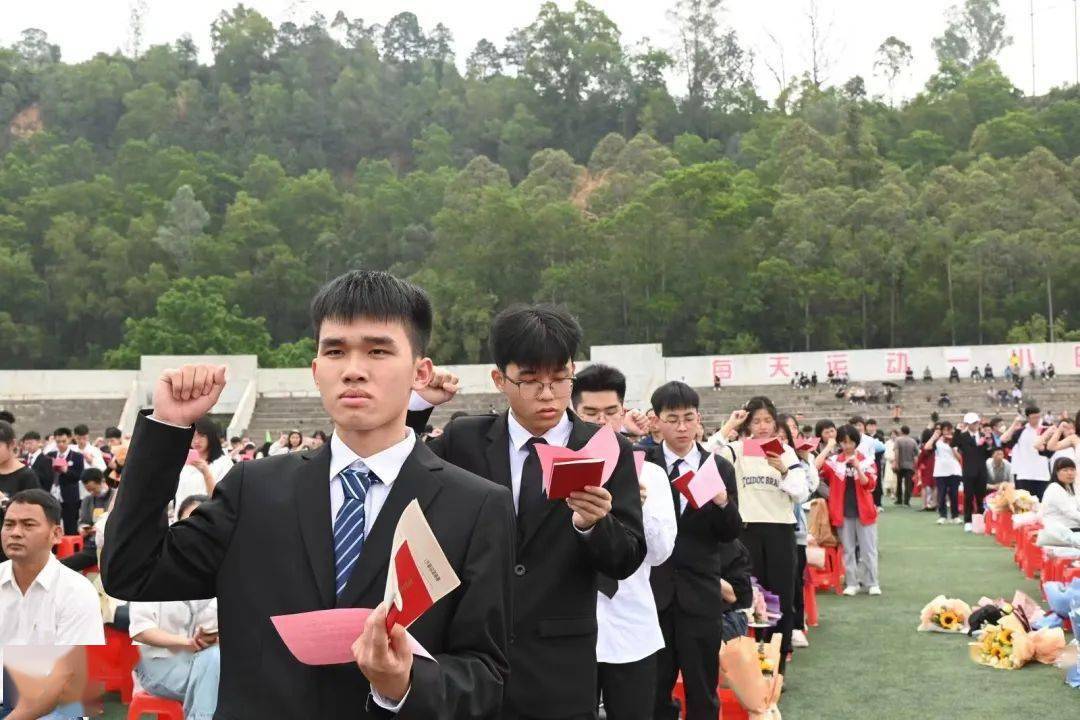 云安中学举行2023届高三学生成人礼_活动_高考_家长