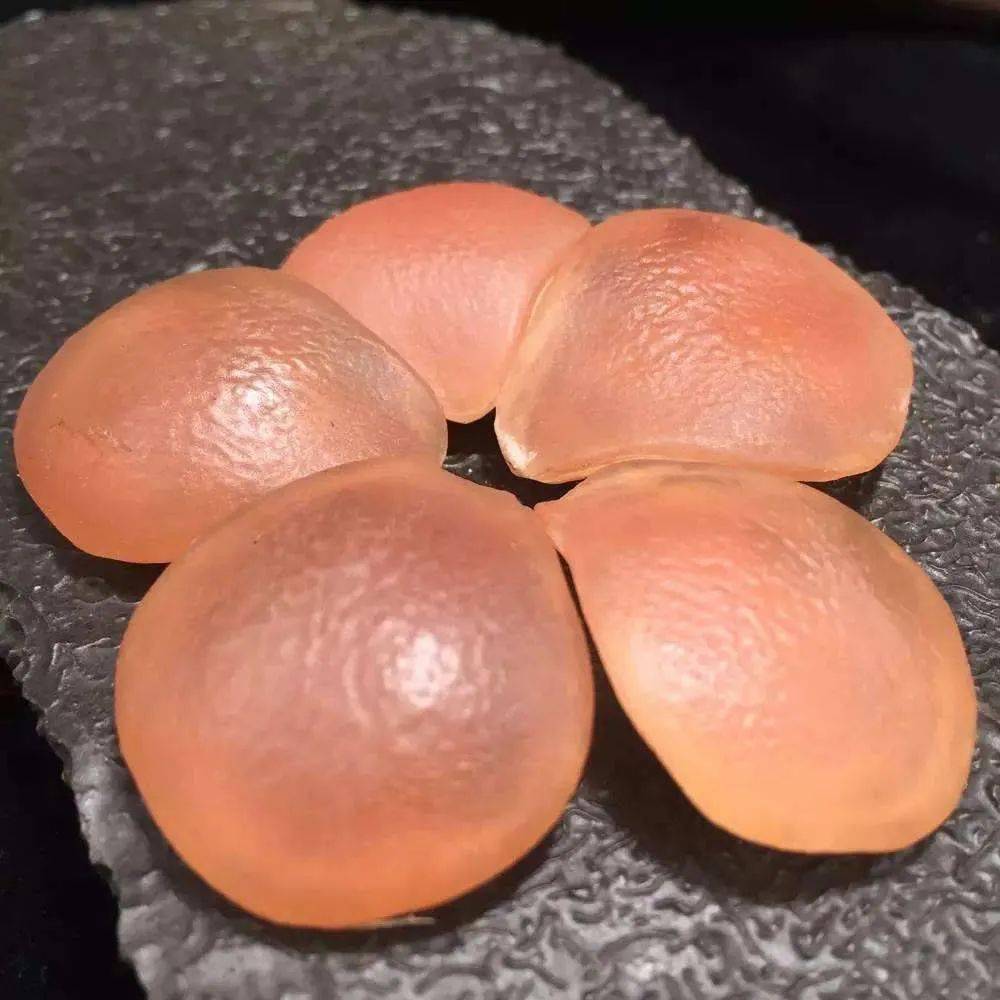 鱼惊石,也称黑鲩石,青鱼石,鱼枕石,它是长在青鱼或鲤鱼枕骨下方咽喉部