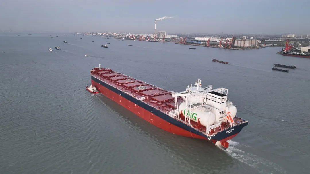 超大型lng双燃料散货船安全出江试航_全程_船型_江苏