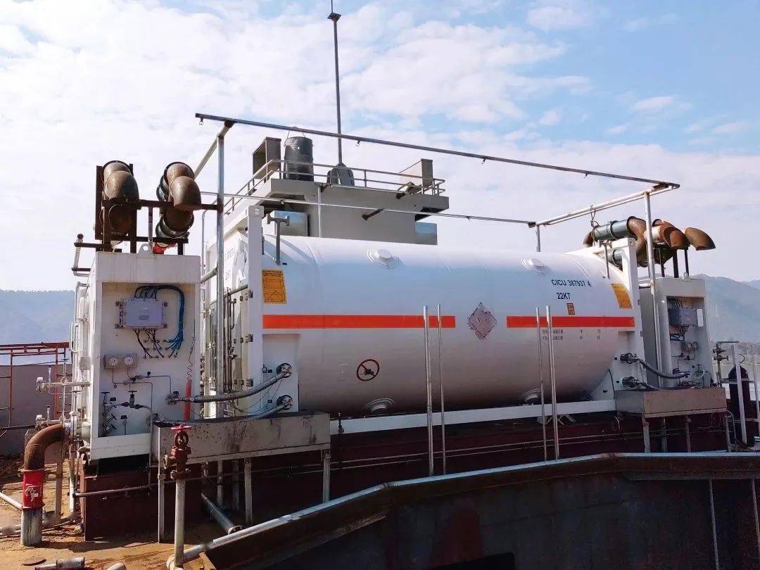 lng船用燃料罐安装实景会议由中集安瑞科旗下南通中集能源装备有限