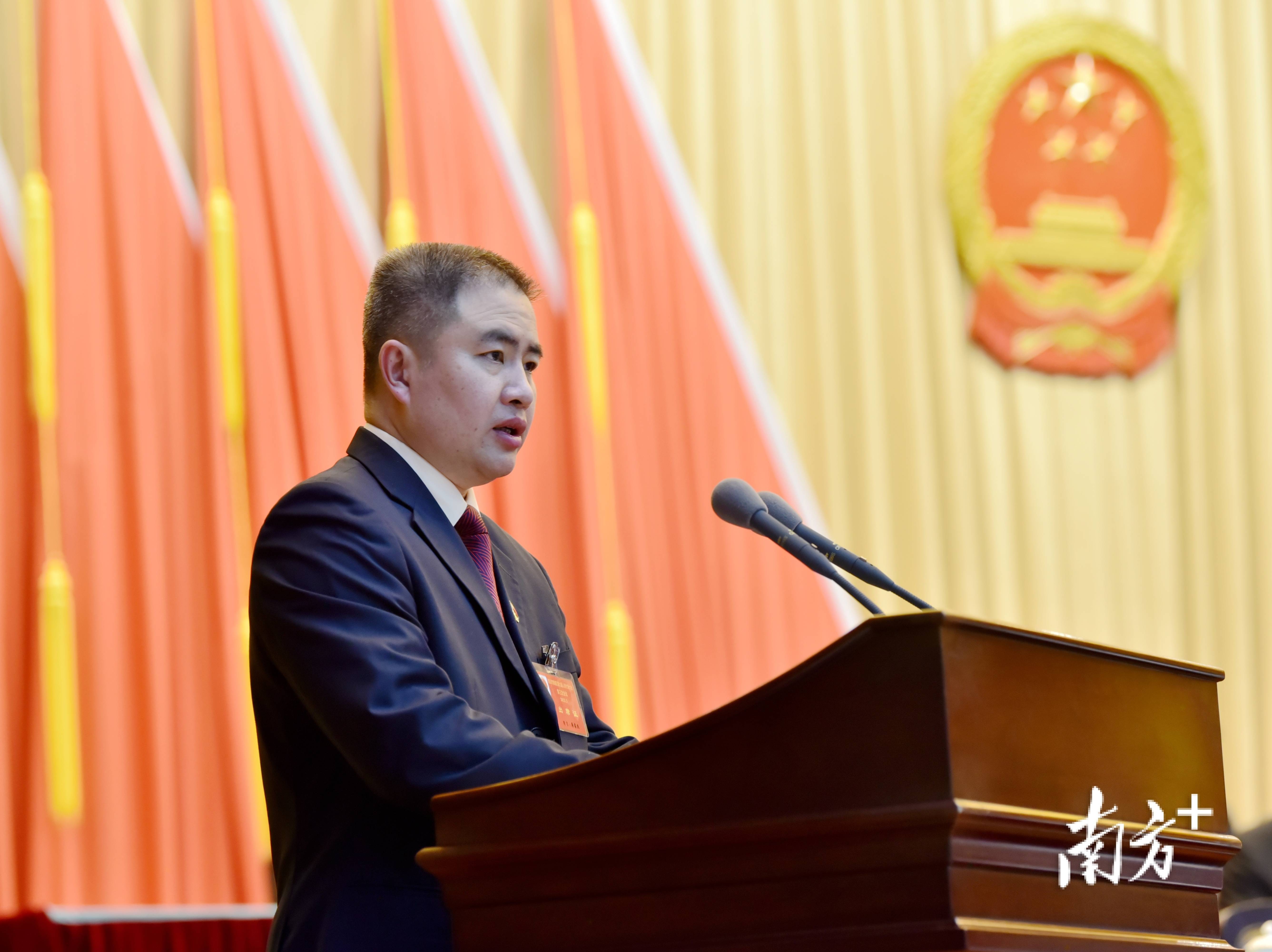 清城区人民政府区长廖家杰代表区人民政府,向大会作工作报告.