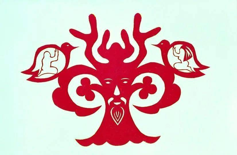 鄂伦春族世代游猎在大小兴安岭的密林中,擅长在桦树皮上雕刻各种剪纸