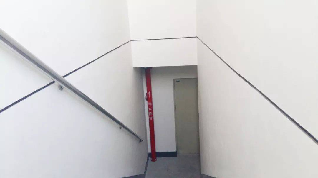 楼梯间分格条安装效果屋面出入口爬梯效果楼梯底板滴水线效果楼梯踏步