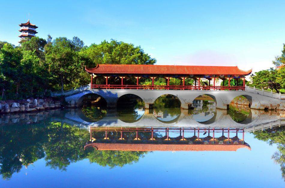 与东兴国门相向而行,近在咫尺.