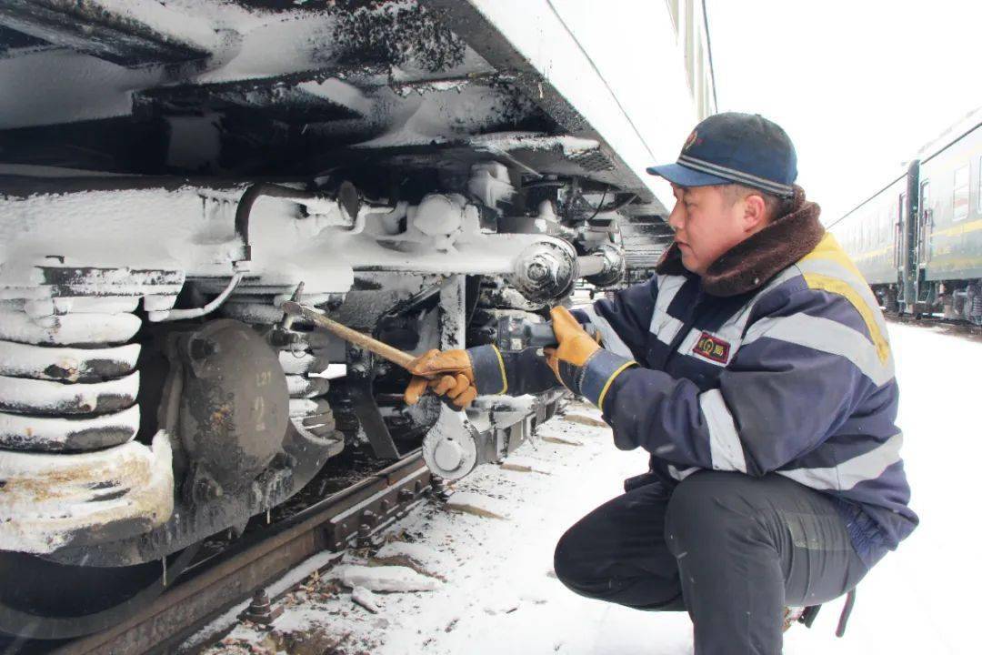 齐齐哈尔北车辆段组建临时应急小分队,清理客车转向架,悬吊装置等车辆