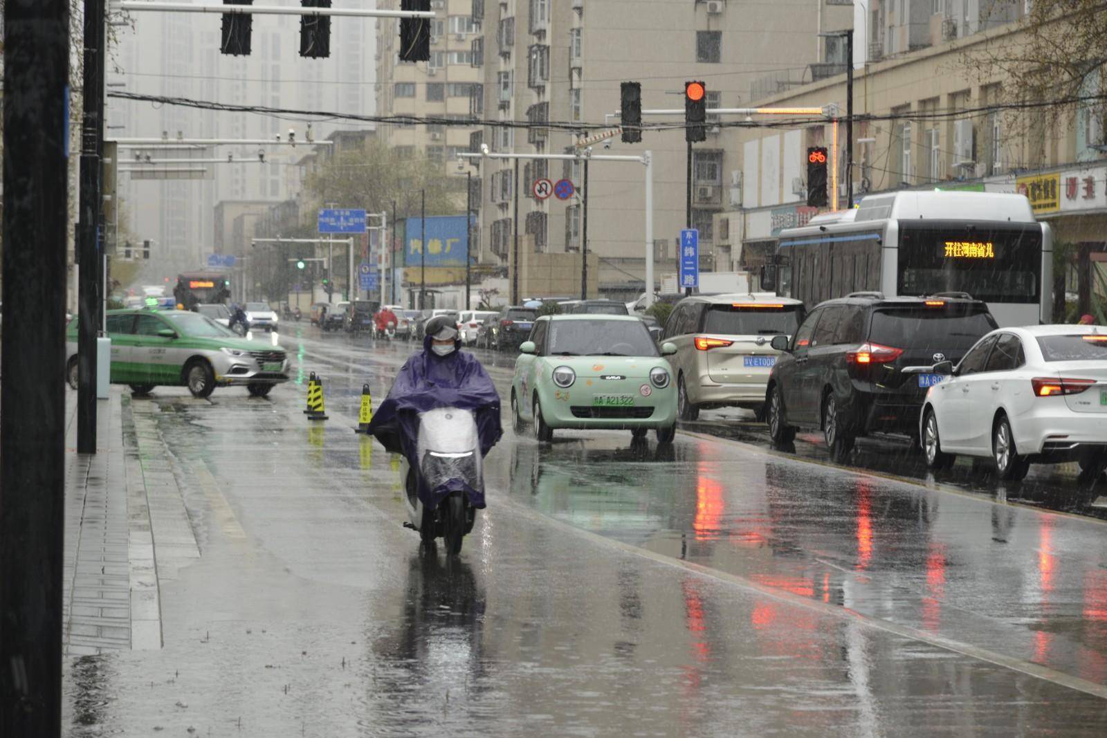 郑州雨雪“套餐”正在派送中 及时添衣防受寒