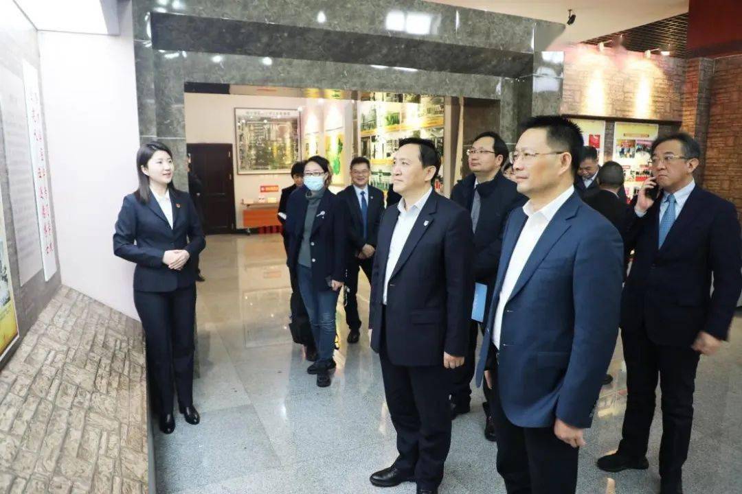 校长季勇陪同参观校史馆会后,校长季勇陪同兰青一行前往我校图书馆