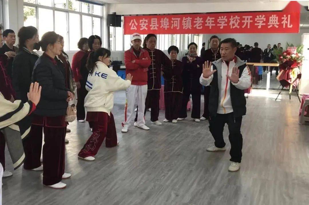 "镇老年学校学习氛围挺不错,老师教得也好,感谢党委政府给我们搭建