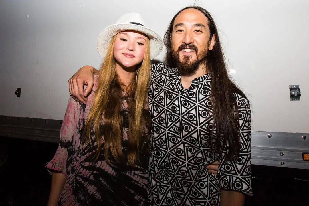 就是美国大名鼎鼎的天王级dj"潮爷"史蒂夫·青木(steve aoki)