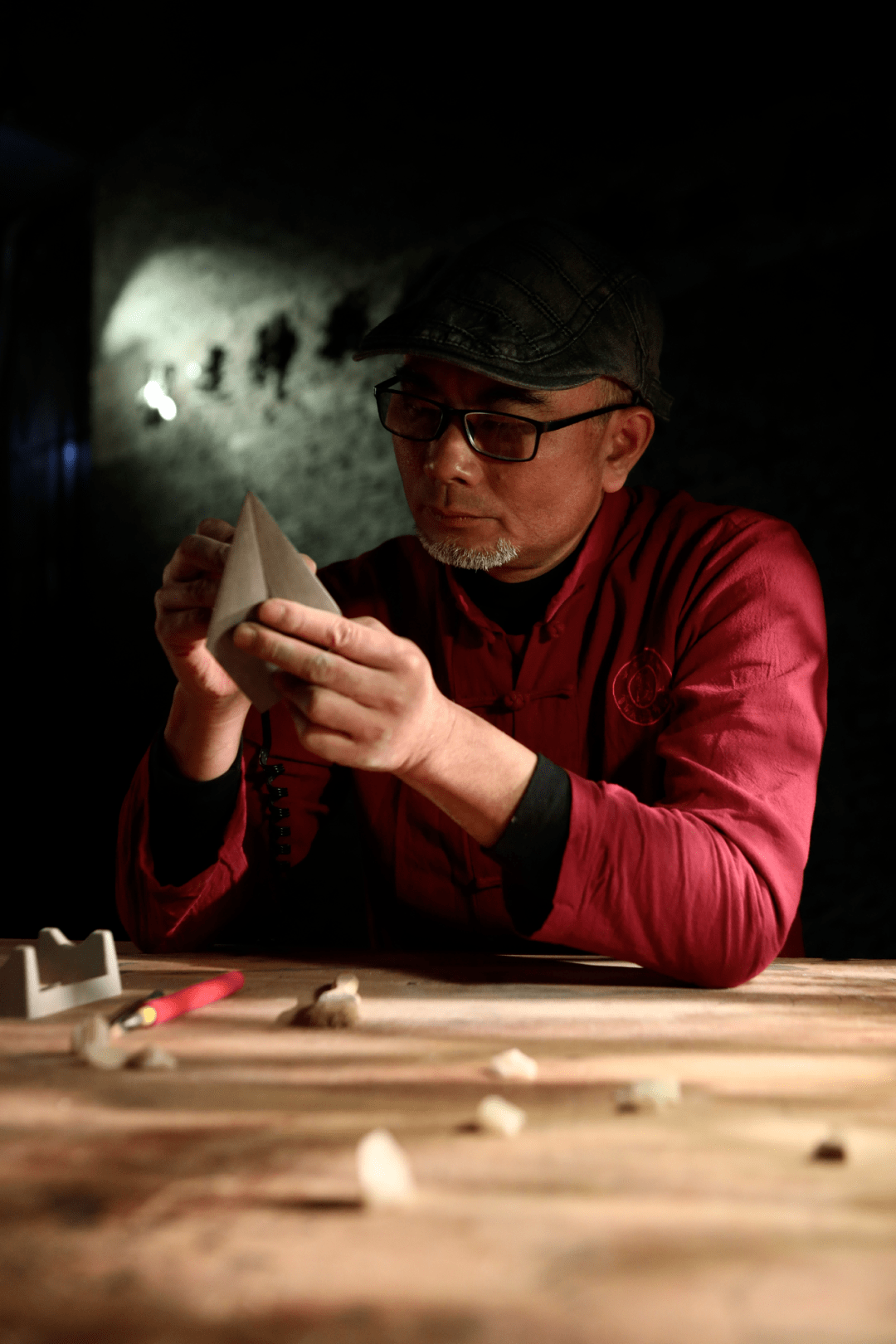 这架纸飞机竟是用大理石雕刻的_作品_工艺_梁建坤