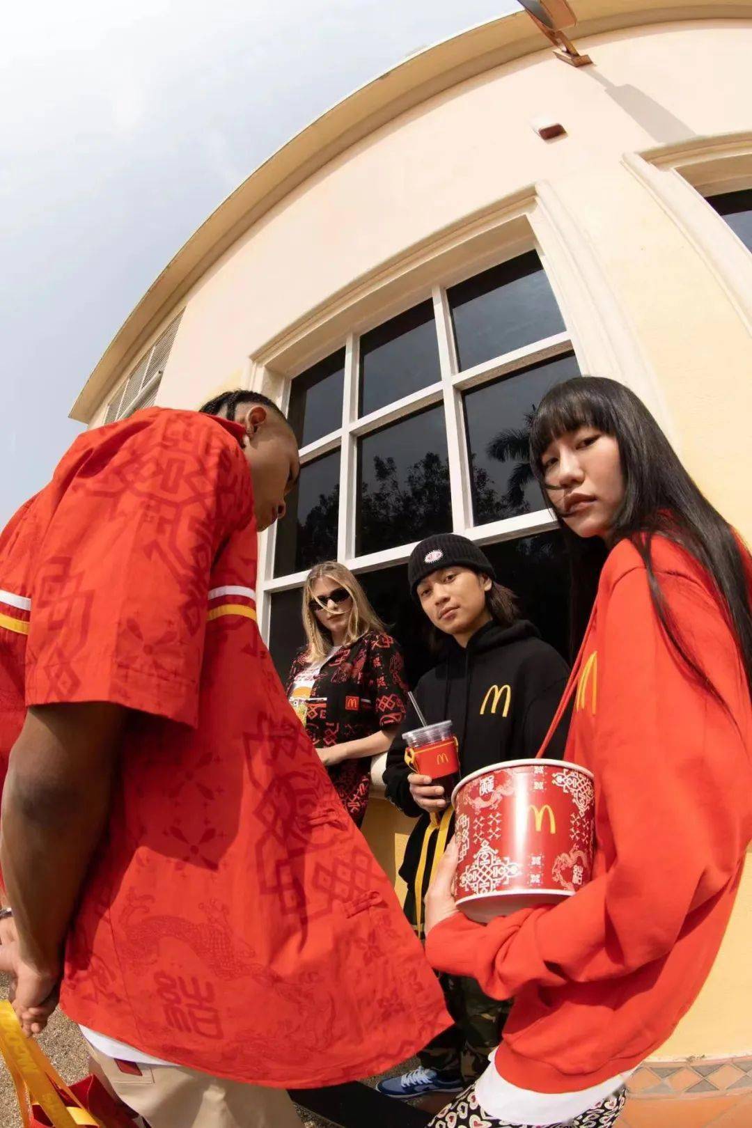 麦当劳和clot联名潮酷快闪店登录当天立即刷爆小红书,吸引一众潮人