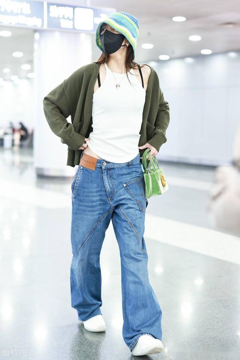 宋妍霏戴蓝绿条纹渔夫帽现身机场 搭配蓝牛仔裤显身材