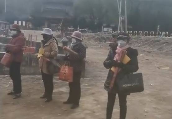 60多岁大妈组团拦游客强行卖香，景区回应：很头疼，赶都赶不走，之后会联合村干部解决