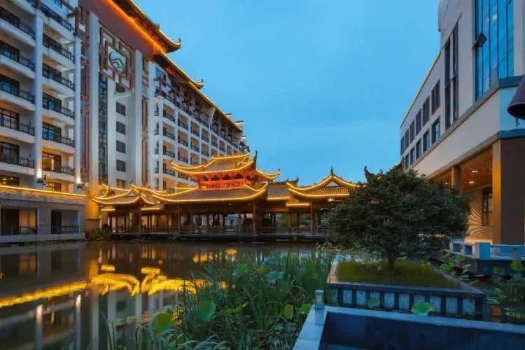 餐饮区域6处:名仕阁,国风堂包厢群,四季轩中餐厅,宴会厅,地中海咖啡厅