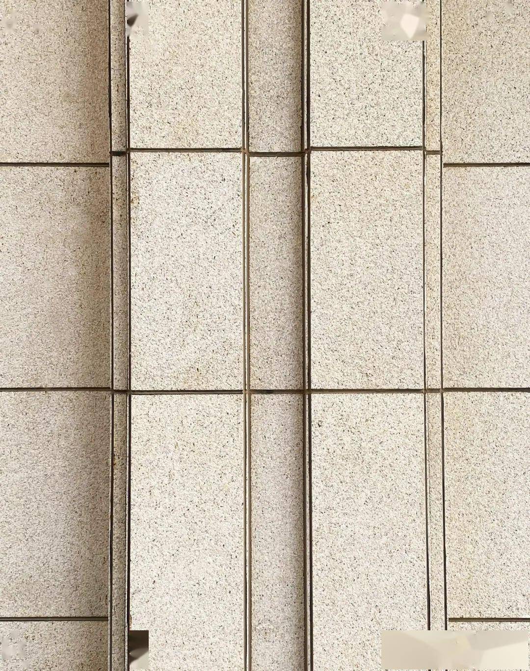 打造现代简约新中式的立面风格,基底和单元门均采用石材构筑,单元门头