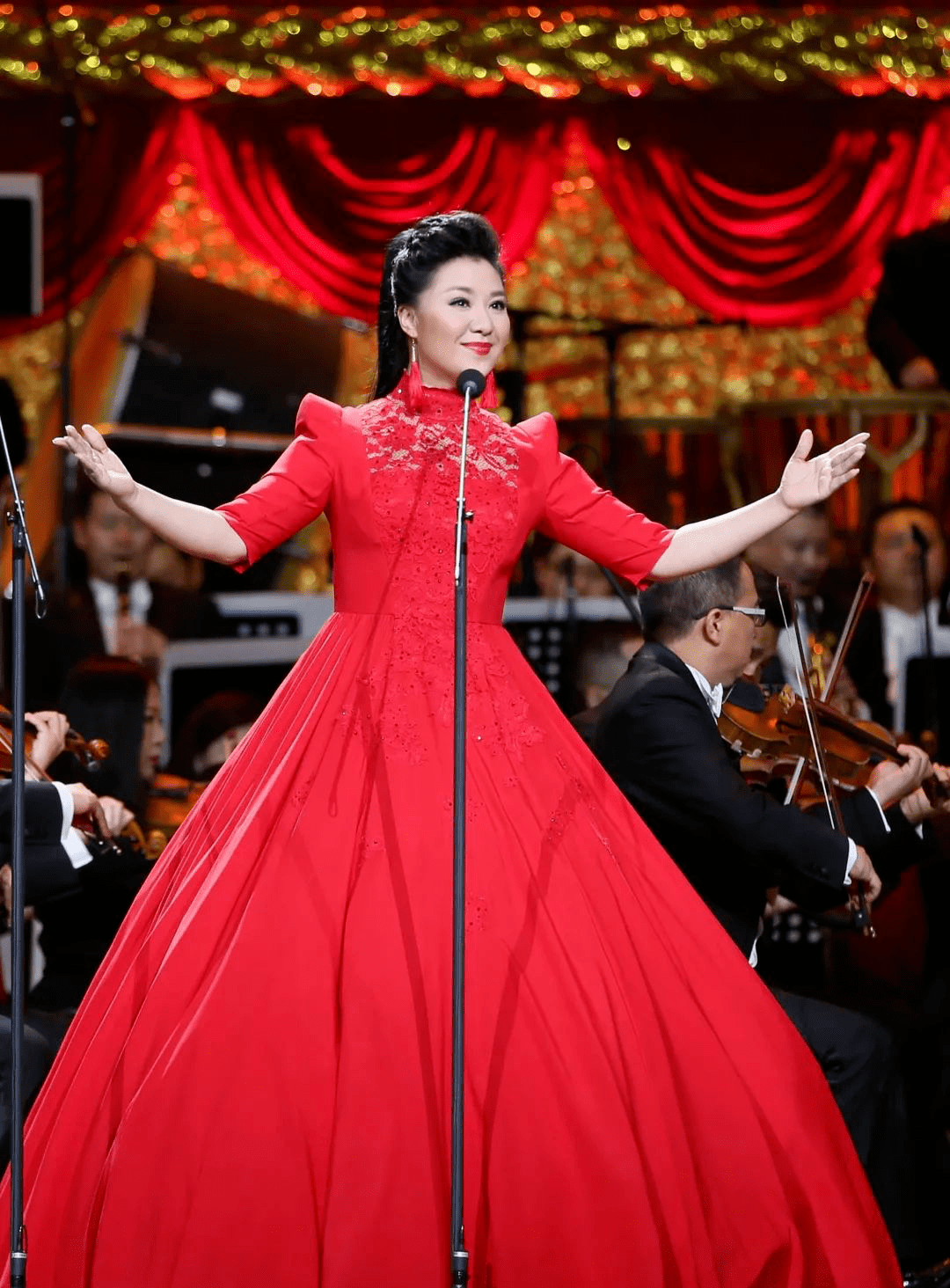 她就是这首歌曲的演唱者,享誉国际的湖南籍女高音歌唱家——王丽达