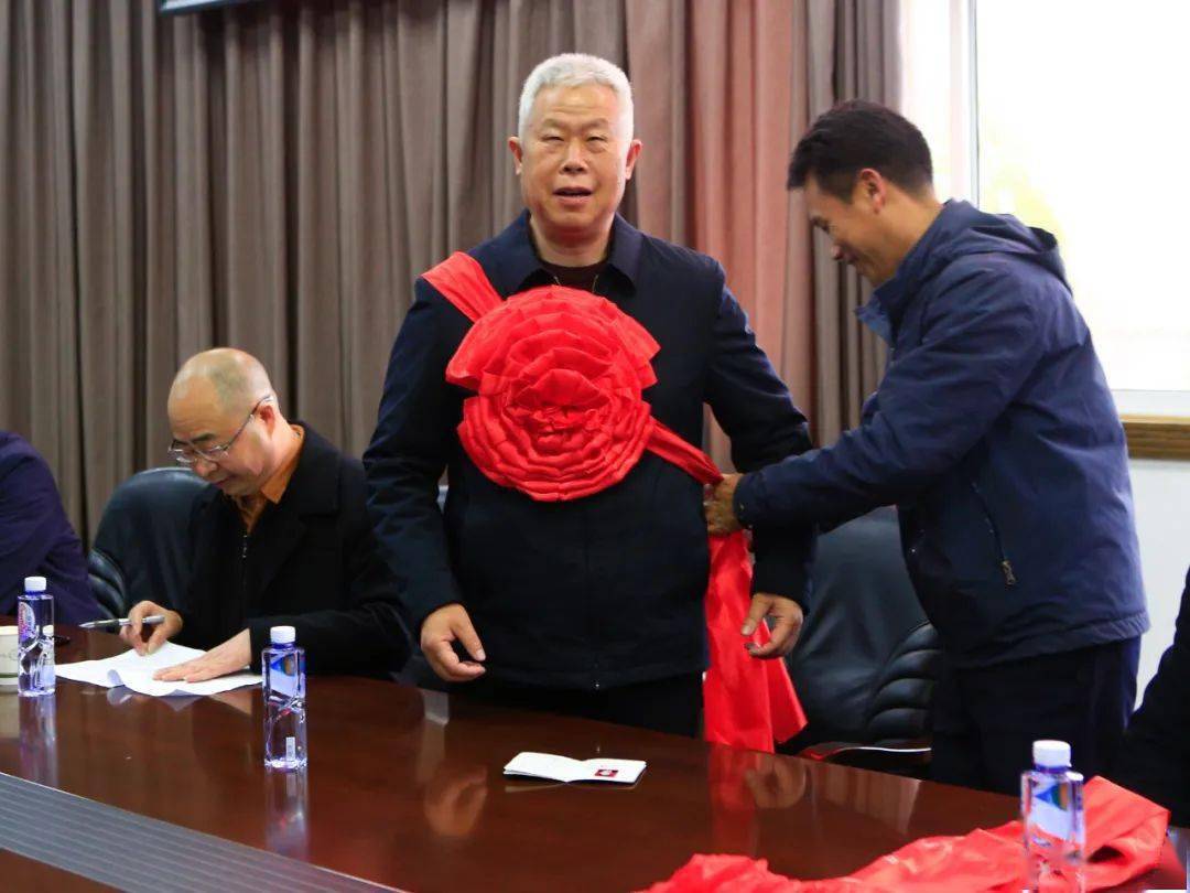 副校长段少龙,刘开怡分别为两位老师戴上大红花,感谢他们为秀高发展