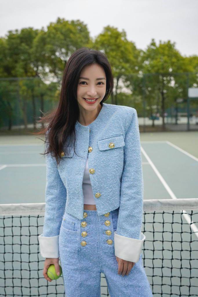 柳岩分享网球场休闲随拍 牛仔蓝造型清爽靓丽_姿势_家门_明星