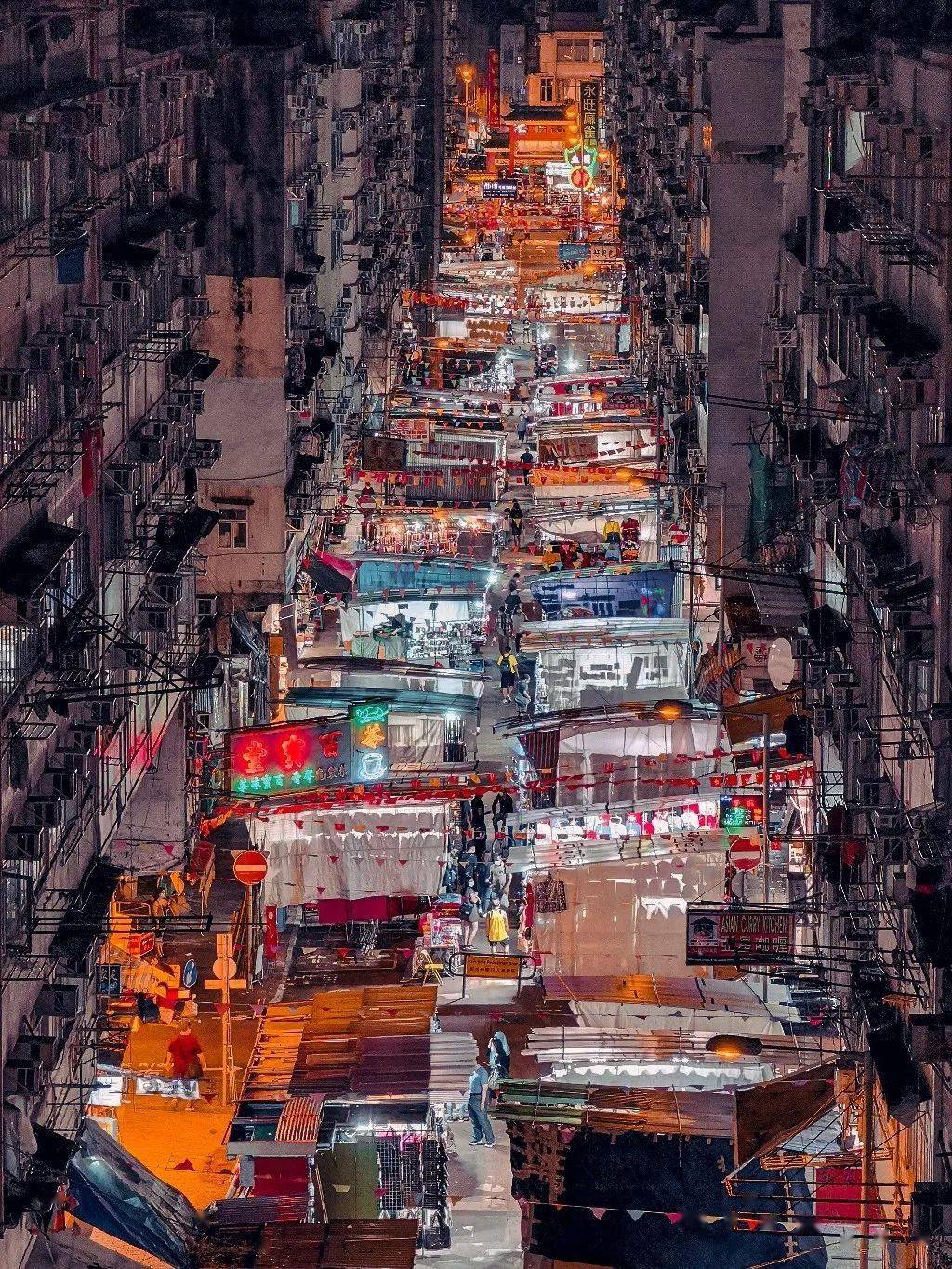 王家卫的电影《重庆森林》让重庆大厦被众人所知,这里拥有密集的廉价