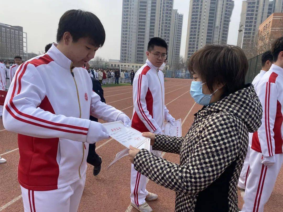 2020级国旗班队员合影学校领导老师与2021级国旗班队员合影相信2021级