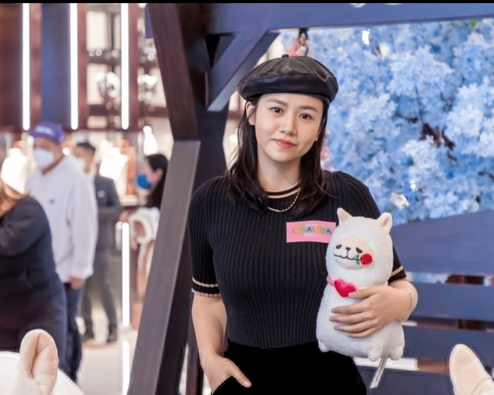 杨偲泳日前出席活动时,提到凭电影女大状方家军角色人气火速爆红,被问