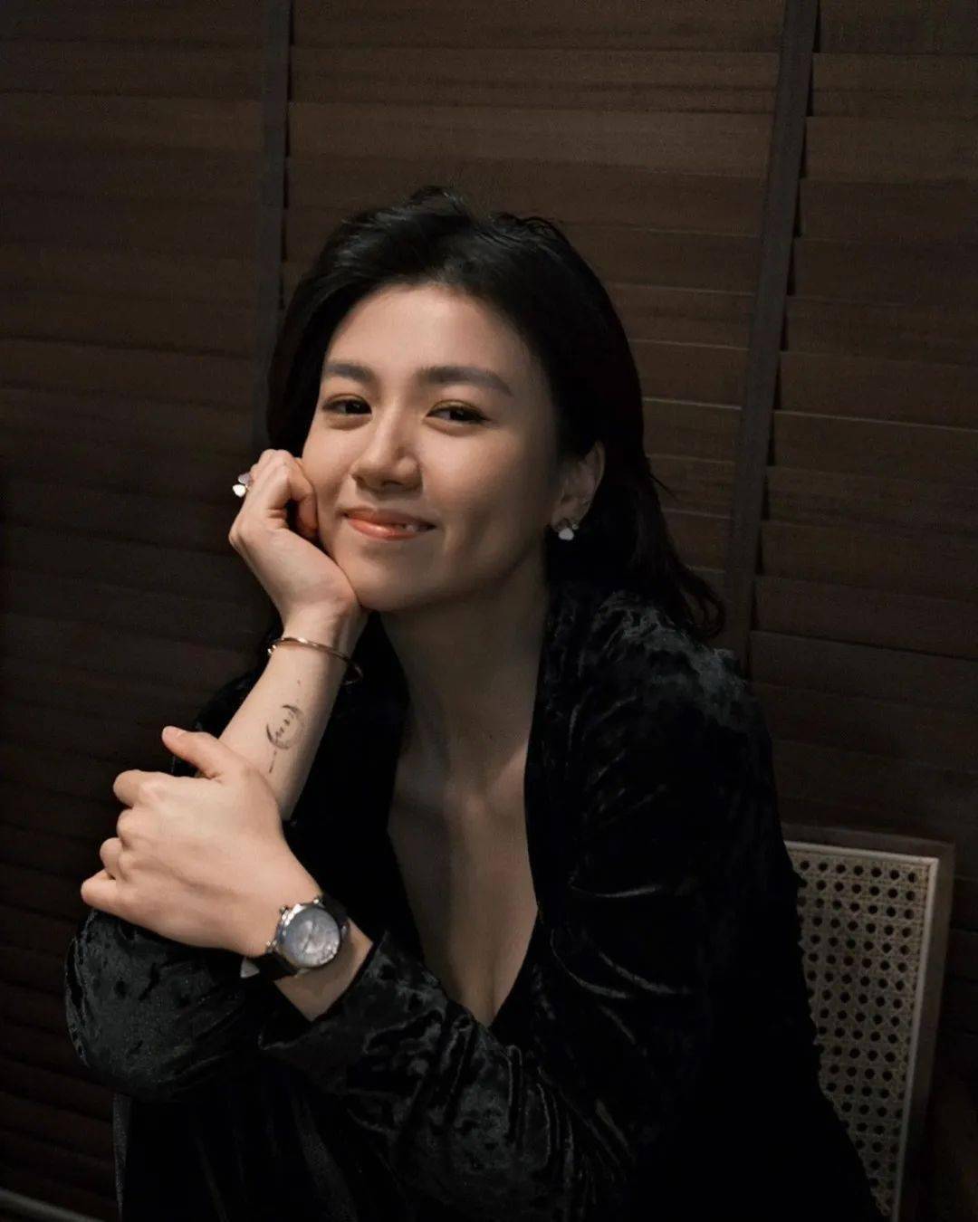 日前杨偲泳再派福利,她在社交网于instagram晒出多张美照,穿上低胸