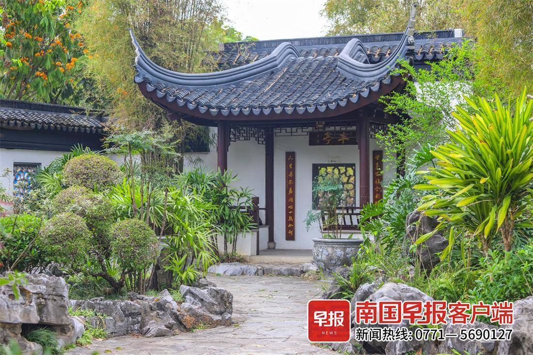 幽兰苑是花卉公园的主要建筑也是游客必去景点之一幽兰苑廊道.
