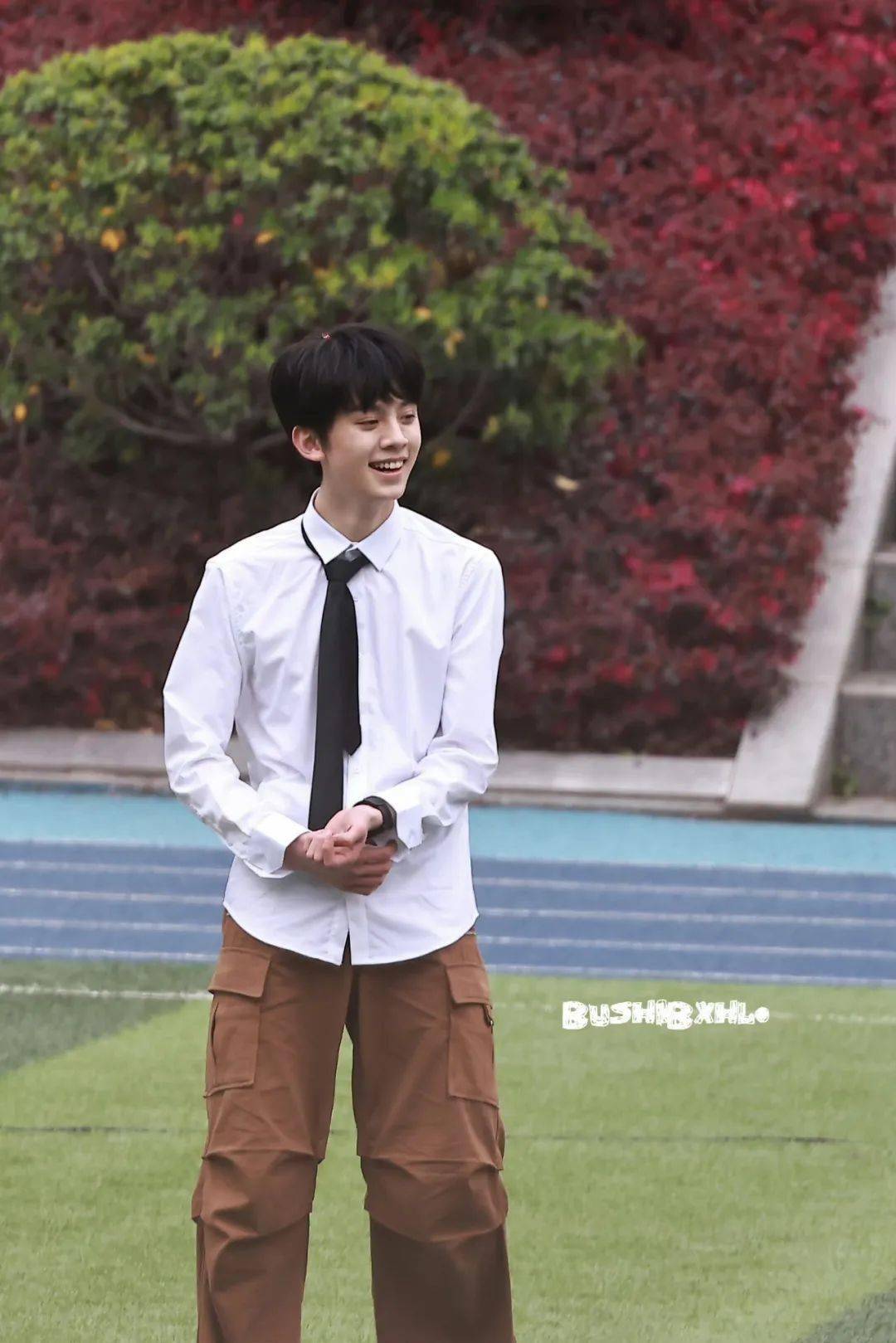 左航棒球服造型:左航近日份拍摄路透!_校园_公众_少年