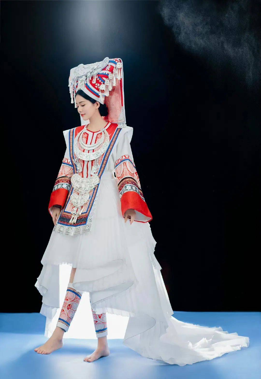 银饰以外,苗族服饰最大的特点就是被称为中国五大刺绣传统之一的传统