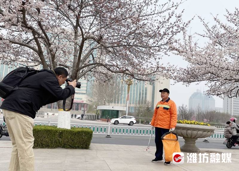 张记者拍照啦·在樱花树下留张“工作照”,真好!_王秀军_潍坊_市民